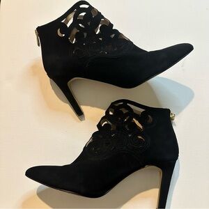Adrienne Vittadini Nidia Suede Leather Black Cutout Ankle Booties Boho Size 10